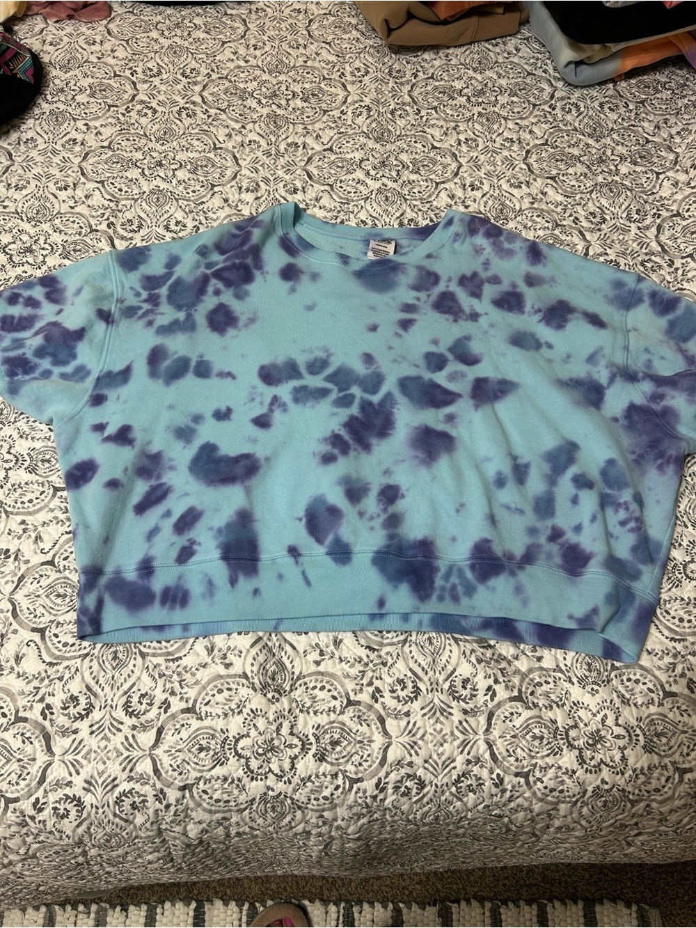 PINK Victoria's Secret Blue and Purple Tie-Dye Crop Sweatshirt